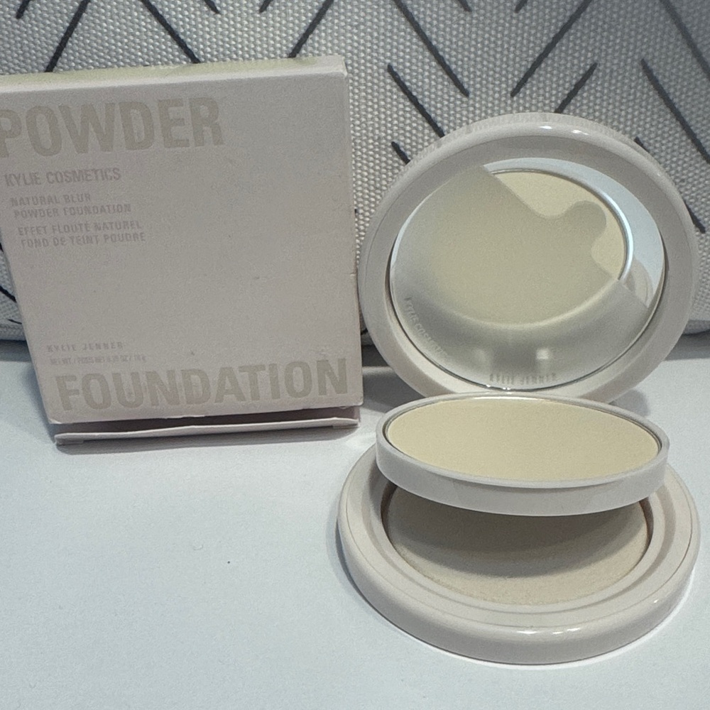 Kylie Cosmetic Pressed Powder Foundation Compact - 1W